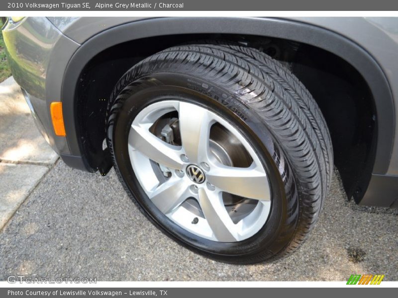 Alpine Grey Metallic / Charcoal 2010 Volkswagen Tiguan SE