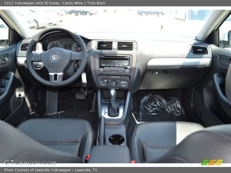 Candy White / Titan Black 2013 Volkswagen Jetta SE Sedan