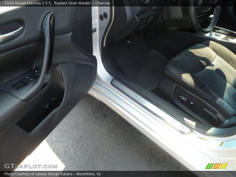 Radiant Silver Metallic / Charcoal 2009 Nissan Maxima 3.5 S