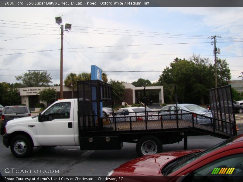 Oxford White / Medium Flint 2006 Ford F350 Super Duty XL Regular Cab Flatbed