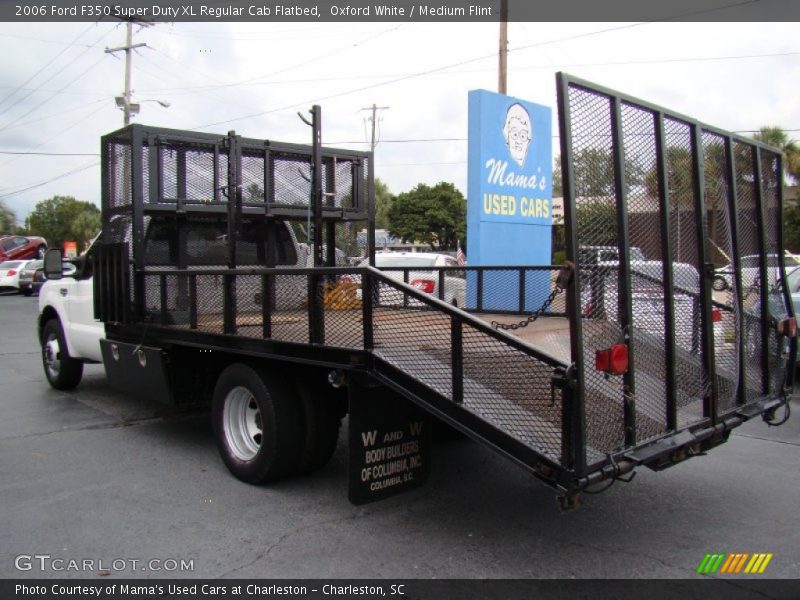Oxford White / Medium Flint 2006 Ford F350 Super Duty XL Regular Cab Flatbed