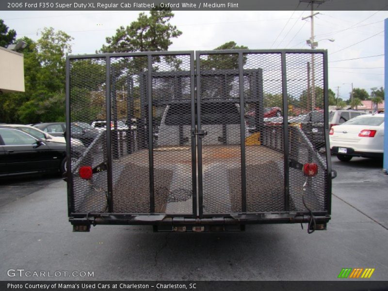 Oxford White / Medium Flint 2006 Ford F350 Super Duty XL Regular Cab Flatbed