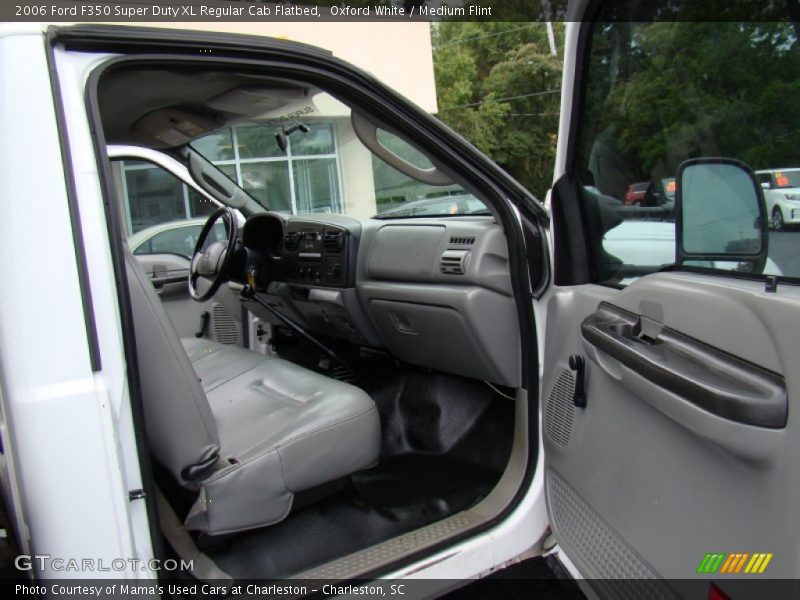 Oxford White / Medium Flint 2006 Ford F350 Super Duty XL Regular Cab Flatbed