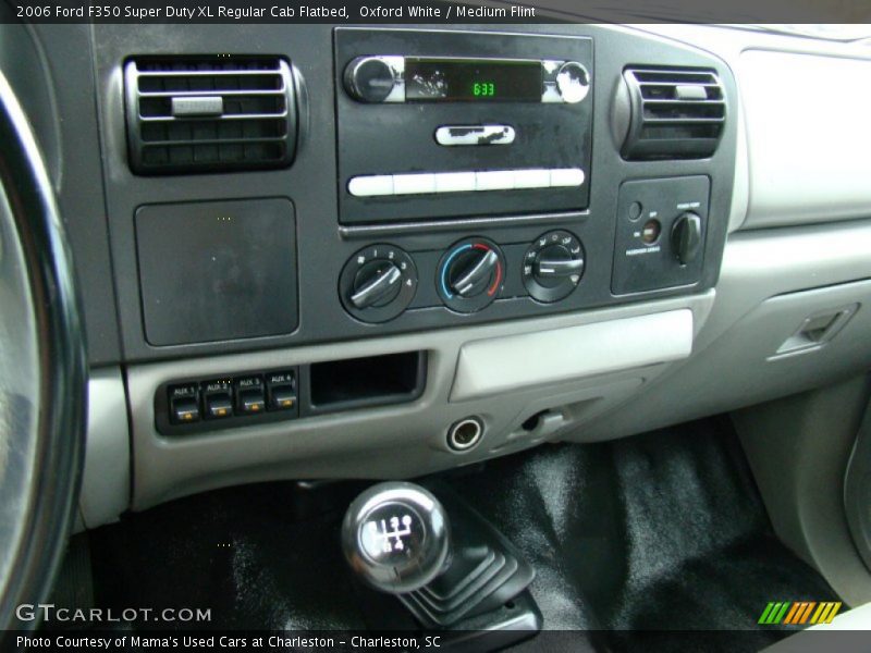 Oxford White / Medium Flint 2006 Ford F350 Super Duty XL Regular Cab Flatbed