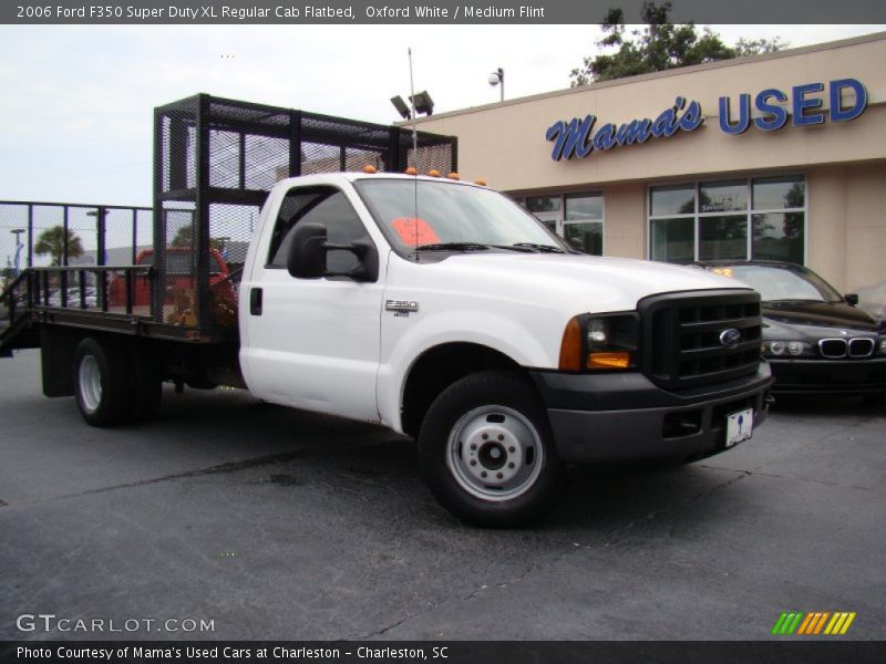 Oxford White / Medium Flint 2006 Ford F350 Super Duty XL Regular Cab Flatbed