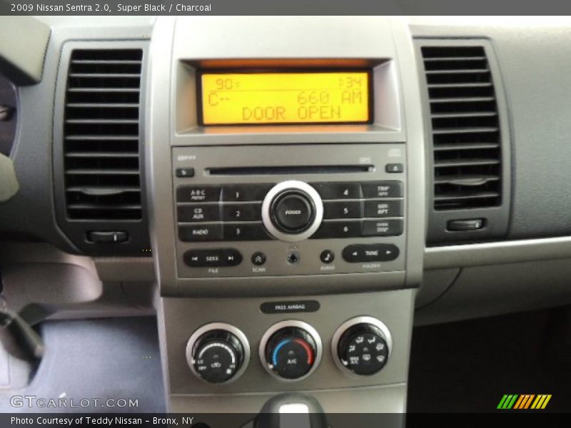 Super Black / Charcoal 2009 Nissan Sentra 2.0