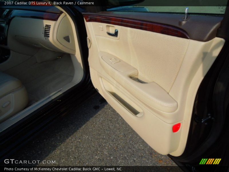 Black Raven / Cashmere 2007 Cadillac DTS Luxury II