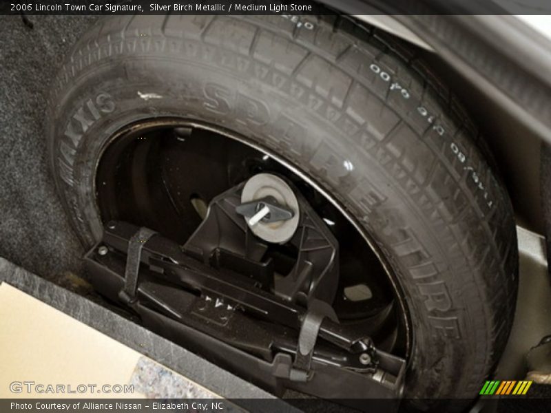 Silver Birch Metallic / Medium Light Stone 2006 Lincoln Town Car Signature