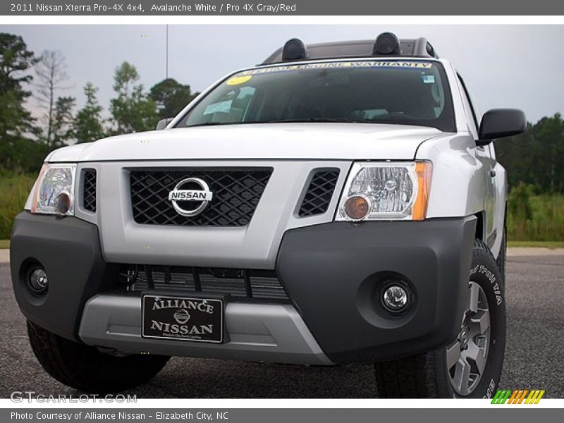 Avalanche White / Pro 4X Gray/Red 2011 Nissan Xterra Pro-4X 4x4