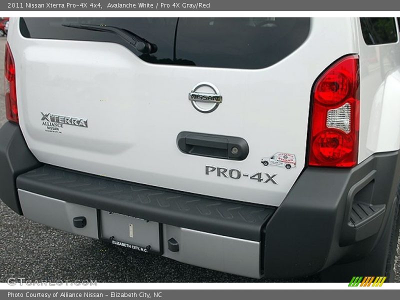 Avalanche White / Pro 4X Gray/Red 2011 Nissan Xterra Pro-4X 4x4
