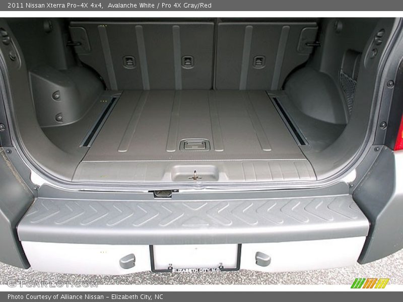 Avalanche White / Pro 4X Gray/Red 2011 Nissan Xterra Pro-4X 4x4