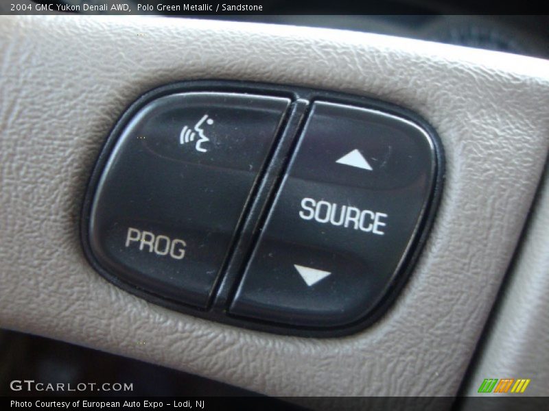 Polo Green Metallic / Sandstone 2004 GMC Yukon Denali AWD