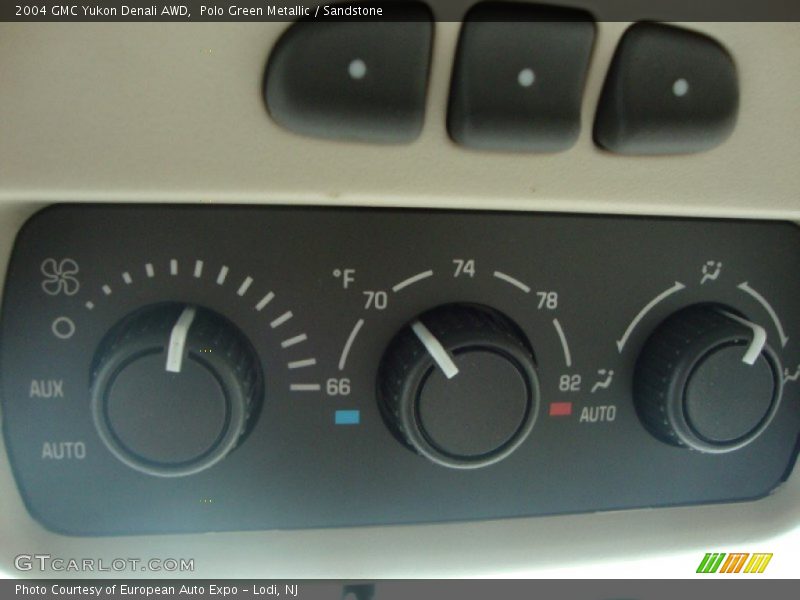 Polo Green Metallic / Sandstone 2004 GMC Yukon Denali AWD