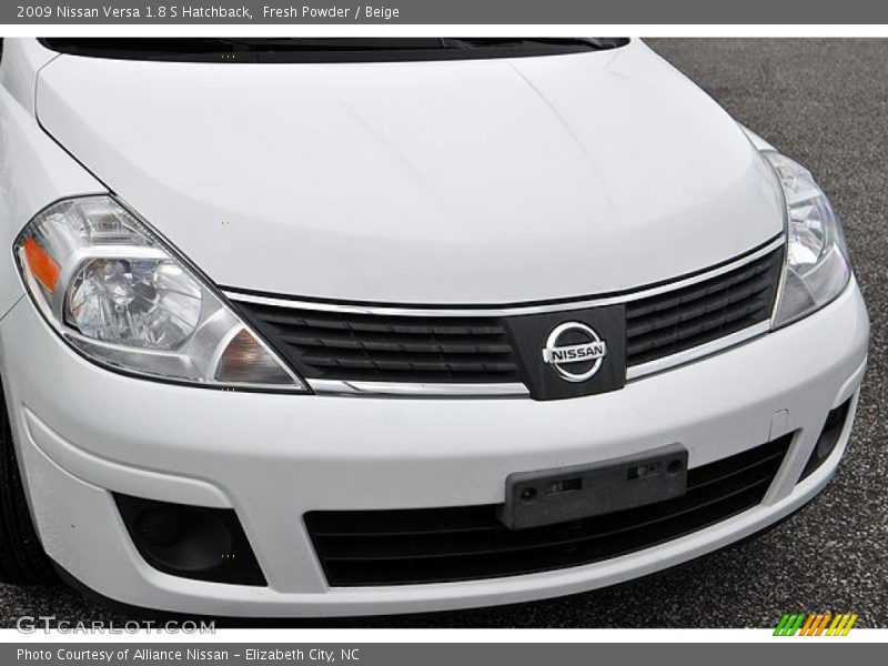 Fresh Powder / Beige 2009 Nissan Versa 1.8 S Hatchback