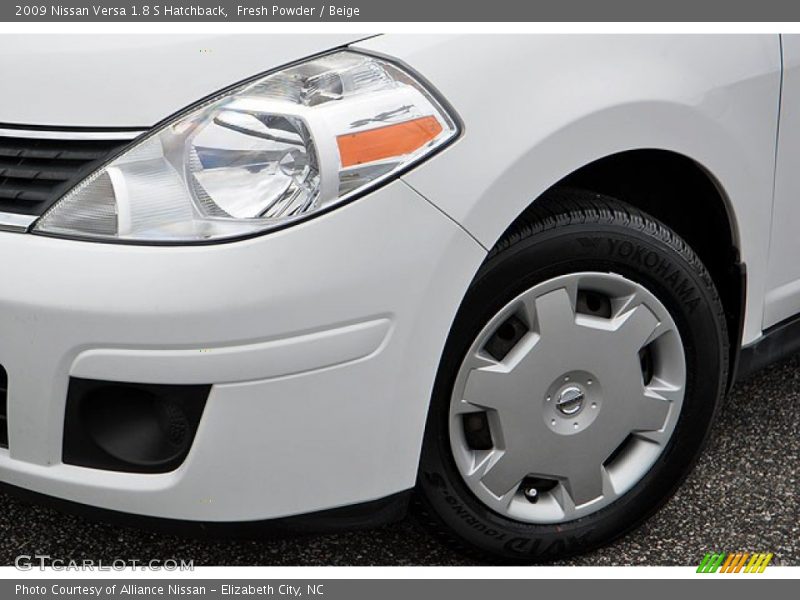 Fresh Powder / Beige 2009 Nissan Versa 1.8 S Hatchback