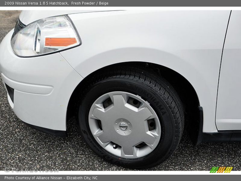 Fresh Powder / Beige 2009 Nissan Versa 1.8 S Hatchback