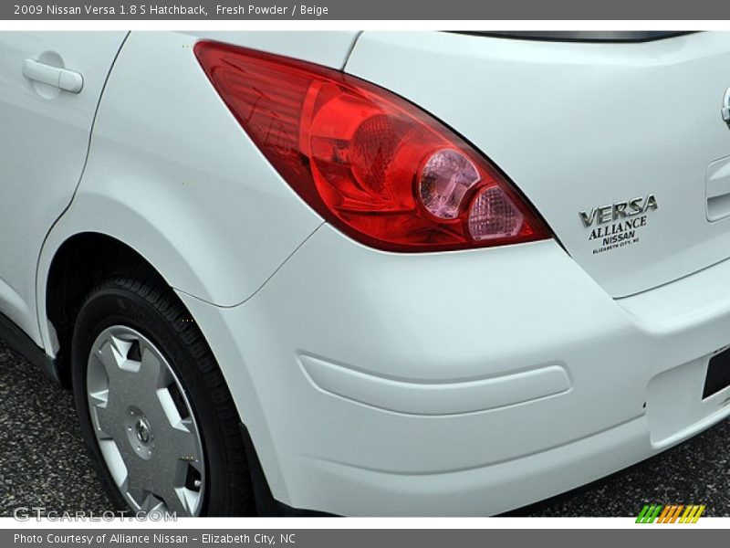 Fresh Powder / Beige 2009 Nissan Versa 1.8 S Hatchback
