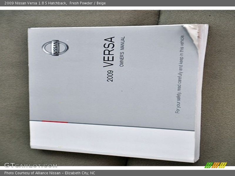 Fresh Powder / Beige 2009 Nissan Versa 1.8 S Hatchback