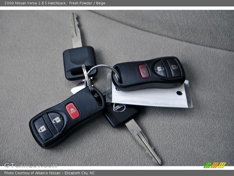 Fresh Powder / Beige 2009 Nissan Versa 1.8 S Hatchback