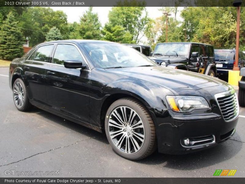 Front 3/4 View of 2013 300 S V6