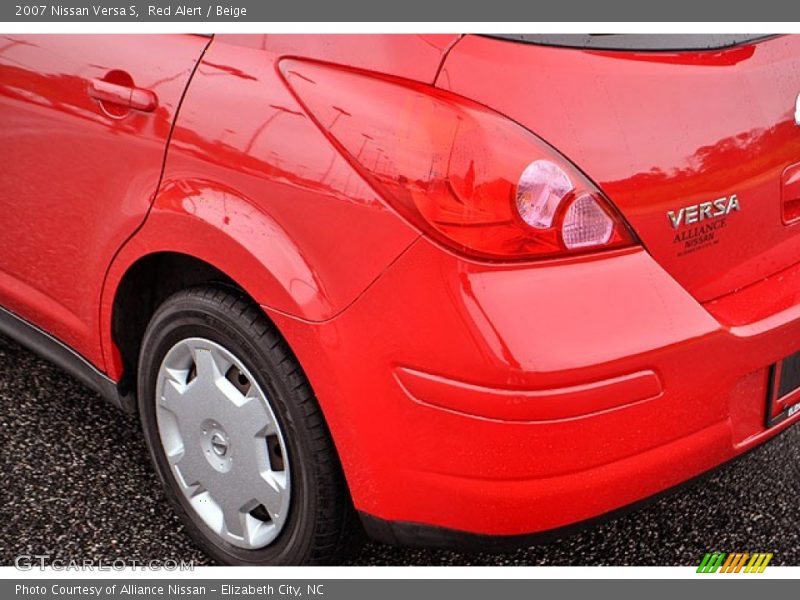 Red Alert / Beige 2007 Nissan Versa S