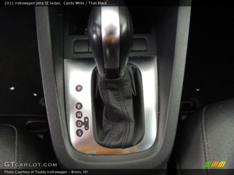 Candy White / Titan Black 2011 Volkswagen Jetta SE Sedan