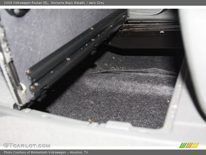 Nocturne Black Metallic / Aero Grey 2009 Volkswagen Routan SEL