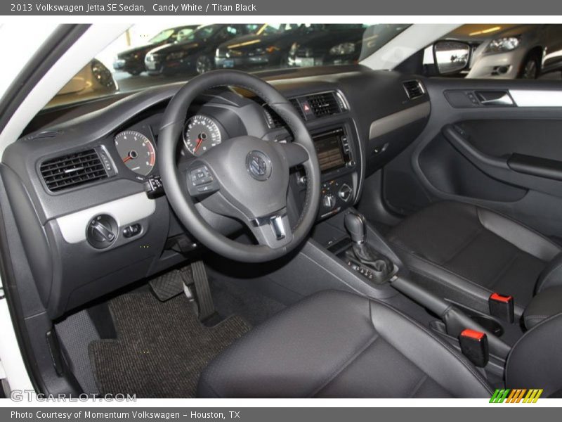 Candy White / Titan Black 2013 Volkswagen Jetta SE Sedan