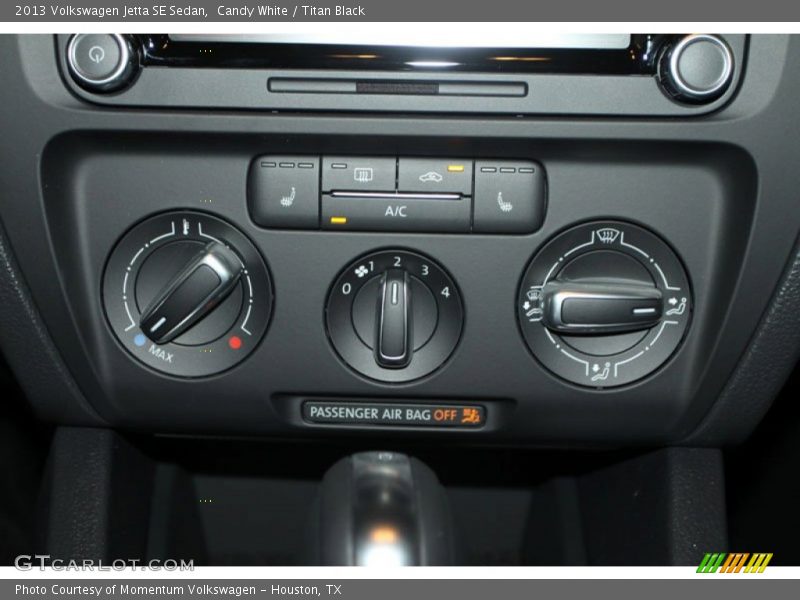 Candy White / Titan Black 2013 Volkswagen Jetta SE Sedan