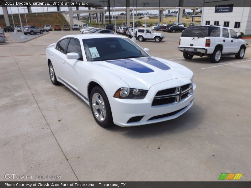Bright White / Black 2013 Dodge Charger SE