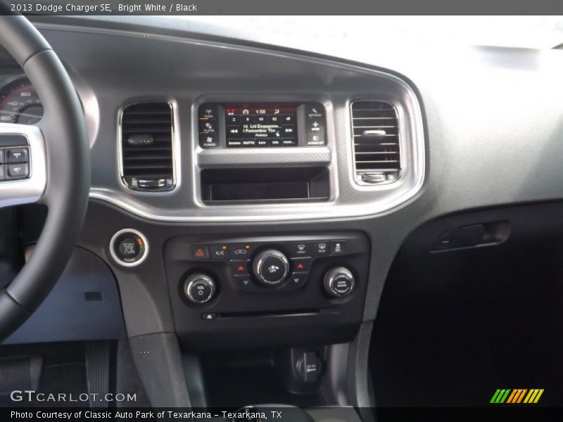 Bright White / Black 2013 Dodge Charger SE