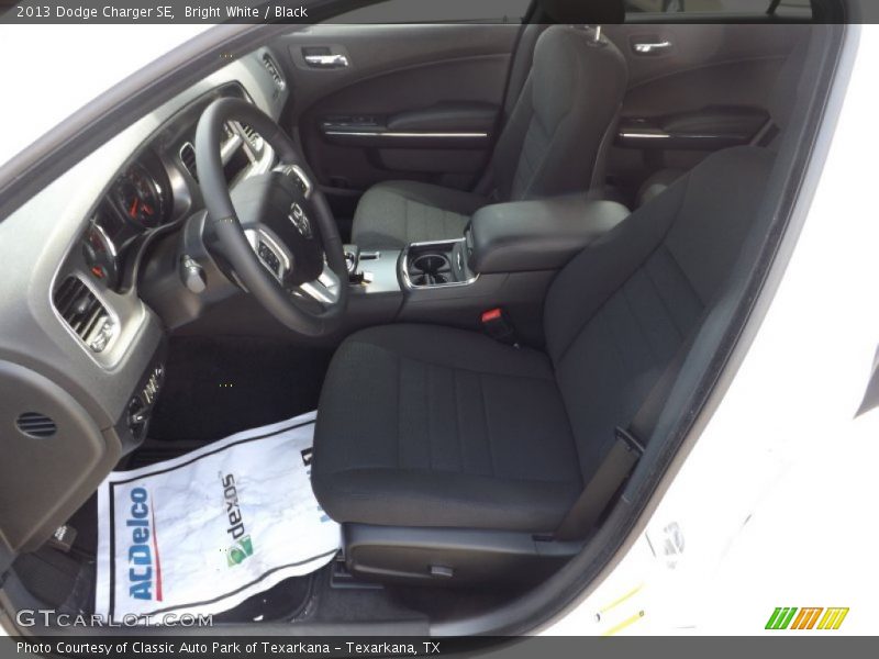 Bright White / Black 2013 Dodge Charger SE