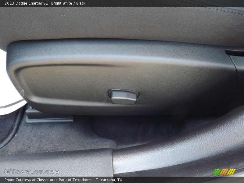 Bright White / Black 2013 Dodge Charger SE