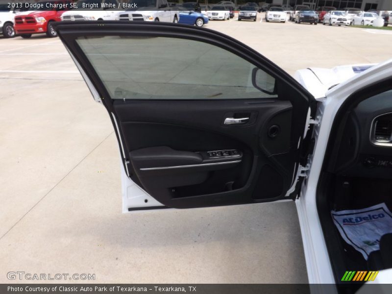 Bright White / Black 2013 Dodge Charger SE