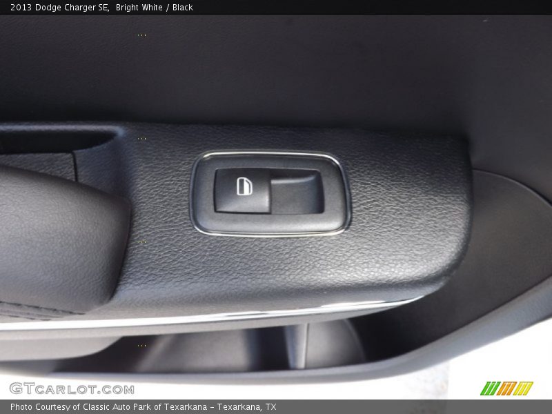 Bright White / Black 2013 Dodge Charger SE