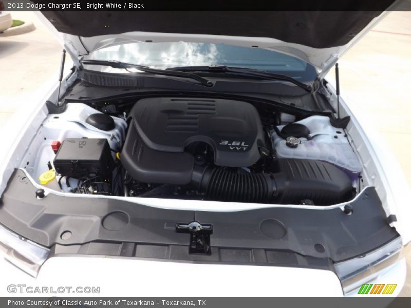 Bright White / Black 2013 Dodge Charger SE