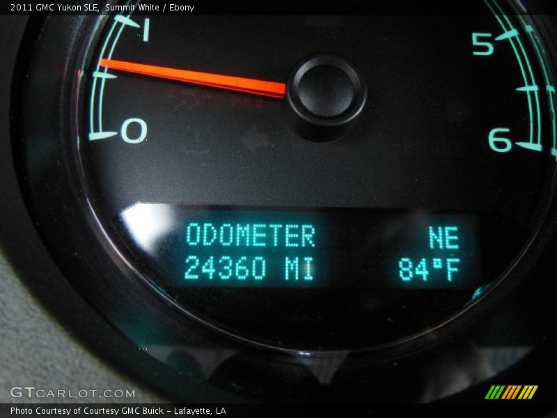 Summit White / Ebony 2011 GMC Yukon SLE