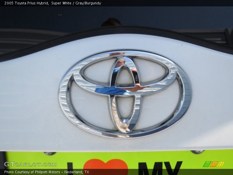 Super White / Gray/Burgundy 2005 Toyota Prius Hybrid