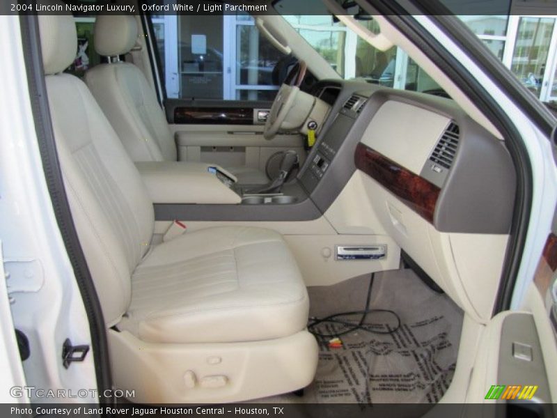 Oxford White / Light Parchment 2004 Lincoln Navigator Luxury
