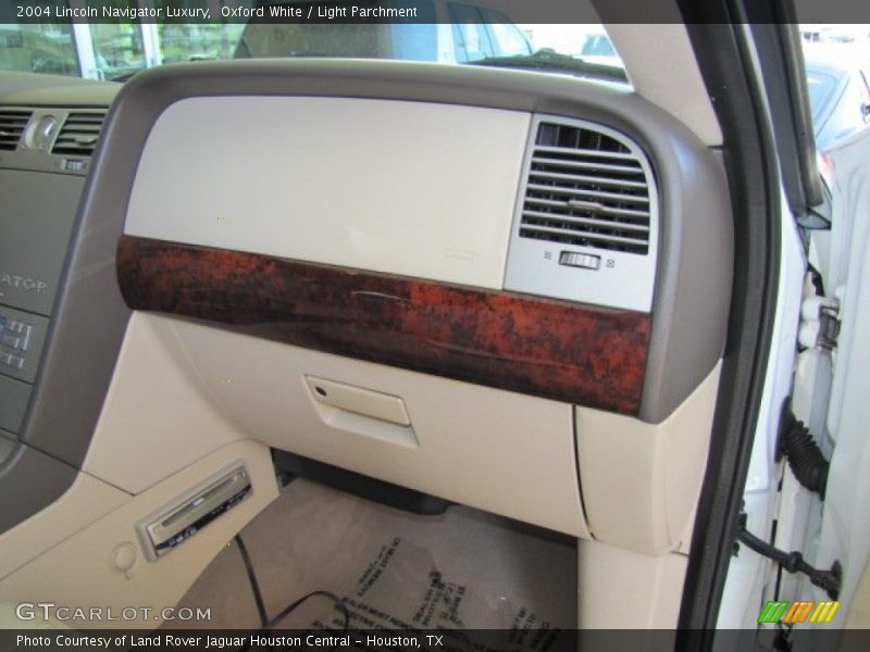 Oxford White / Light Parchment 2004 Lincoln Navigator Luxury