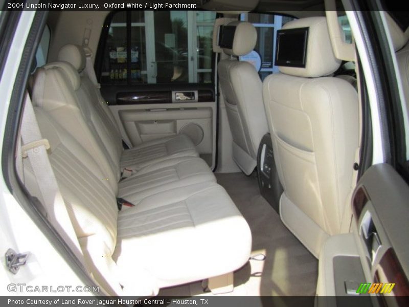 Oxford White / Light Parchment 2004 Lincoln Navigator Luxury