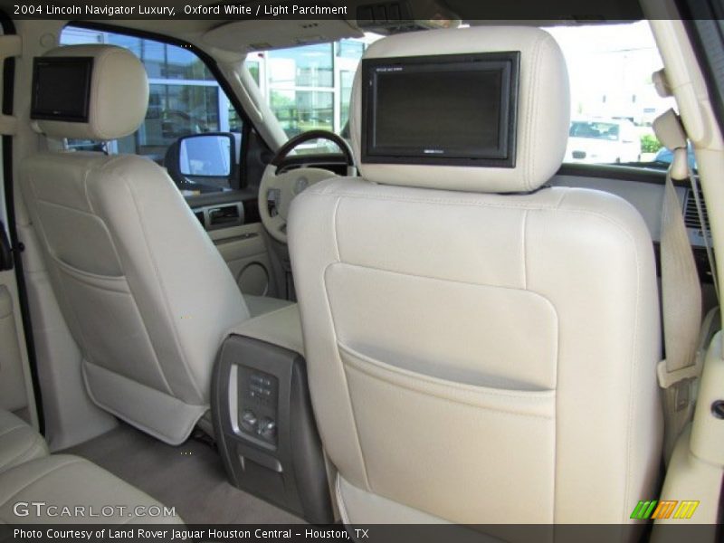 Oxford White / Light Parchment 2004 Lincoln Navigator Luxury