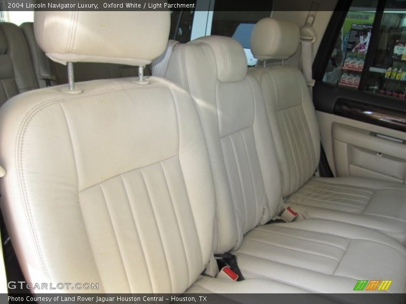 Oxford White / Light Parchment 2004 Lincoln Navigator Luxury