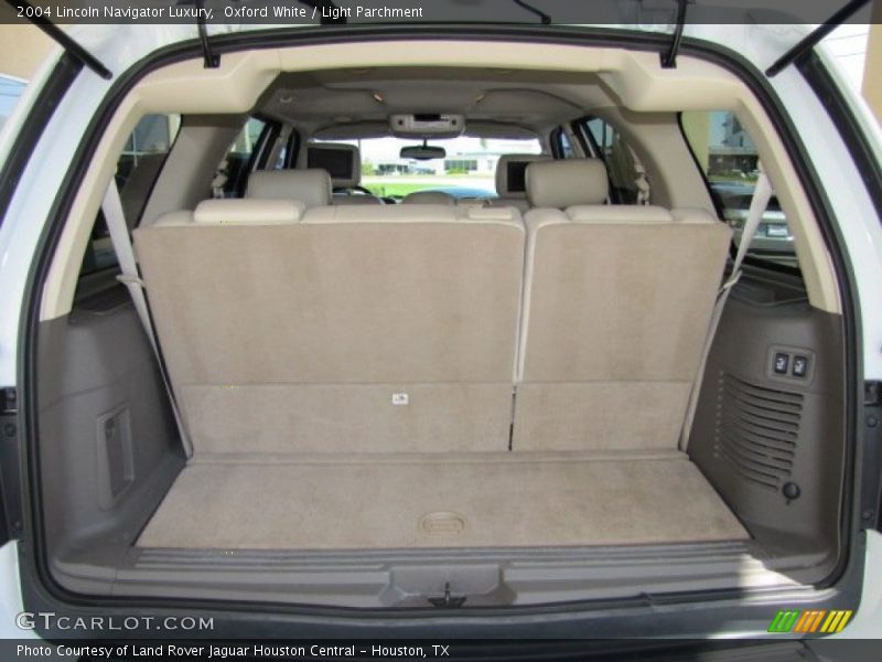Oxford White / Light Parchment 2004 Lincoln Navigator Luxury