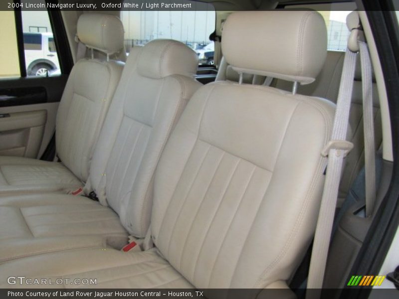 Oxford White / Light Parchment 2004 Lincoln Navigator Luxury