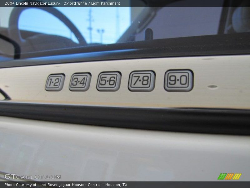 Oxford White / Light Parchment 2004 Lincoln Navigator Luxury