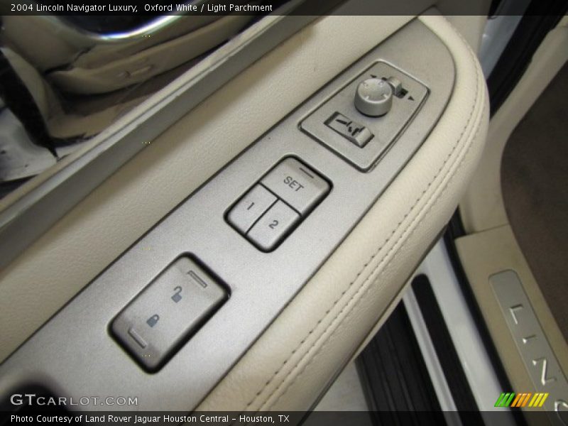 Oxford White / Light Parchment 2004 Lincoln Navigator Luxury