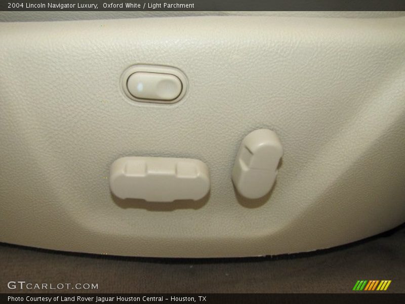 Oxford White / Light Parchment 2004 Lincoln Navigator Luxury
