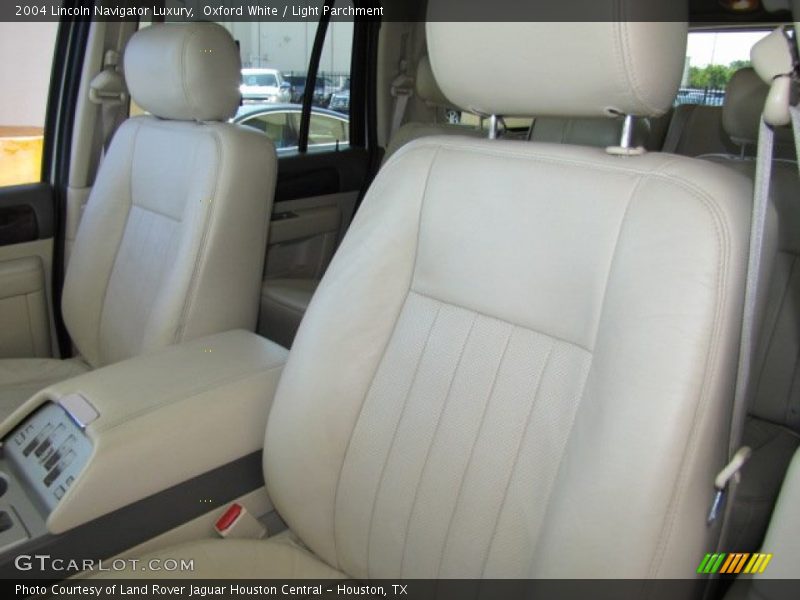 Oxford White / Light Parchment 2004 Lincoln Navigator Luxury