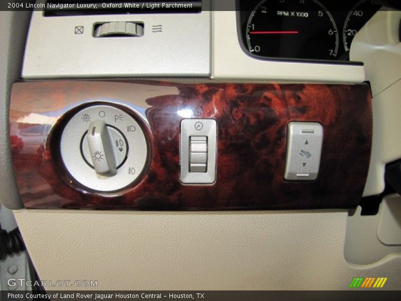 Oxford White / Light Parchment 2004 Lincoln Navigator Luxury